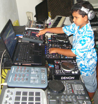 Imagens meramente ilustrativas.  O “modelo” das fotos, Vitor Wagner de Carvalho Pereira tem apenas 7 anos e ainda não possui conhecimento técnico e  maturidade para atuar como DJ, “dominar / controlar” uma pista / público.
