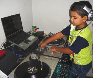 Imagens meramente ilustrativas.  O “modelo” das fotos, Vitor Wagner de Carvalho Pereira tem apenas 7 anos e ainda não possui conhecimento técnico e  maturidade para atuar como DJ, “dominar / controlar” uma pista / público.