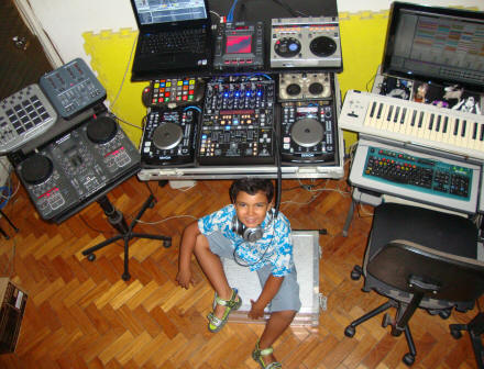 Imagens meramente ilustrativas.  O “modelo” das fotos, Vitor Wagner de Carvalho Pereira tem apenas 7 anos e ainda não possui conhecimento técnico e  maturidade para atuar como DJ, “dominar / controlar” uma pista / público.