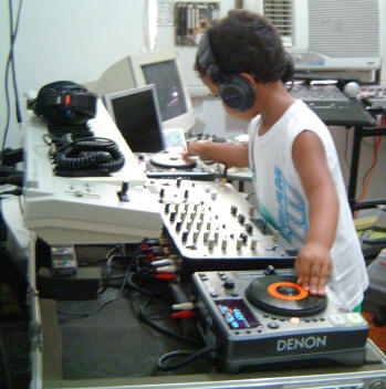 Imagens meramente ilustrativas.  O “modelo” das fotos, Vitor Wagner de Carvalho Pereira tem apenas 7 anos e ainda não possui conhecimento técnico e  maturidade para atuar como DJ, “dominar / controlar” uma pista / público.