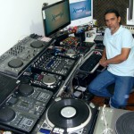Panorâmica do lado esquerdo do estúdio Xtreme DJ com o DJ instrutor