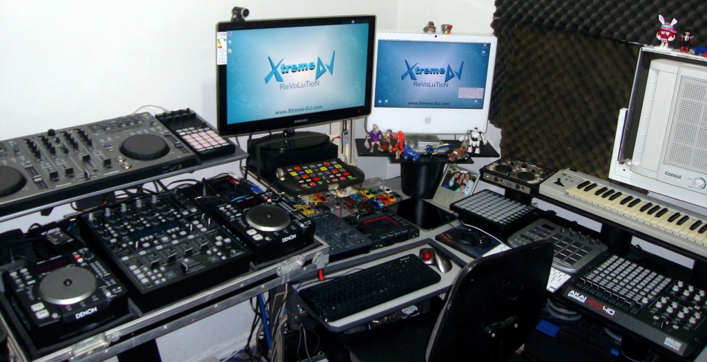 Panorâmica do lado esquerdo do estúdio Xtreme DJ, focando alguns equipamentos