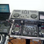 Parte 2 dos equipamentos do lado esquerdo do estúdio do Xtreme DJ.