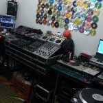 Panorâmica do lado direito do estúdio Xtreme DJ com o DJ instrutor