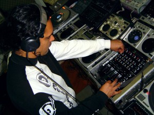 DJ Night Eagle no estúdio – Equipamentos de treinamento do curso