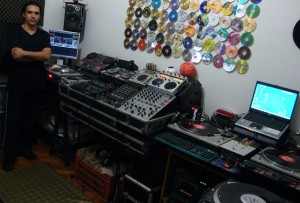 DJ WJP no estúdio - Equipamentos de treinamento do curso de DJ Xtreme