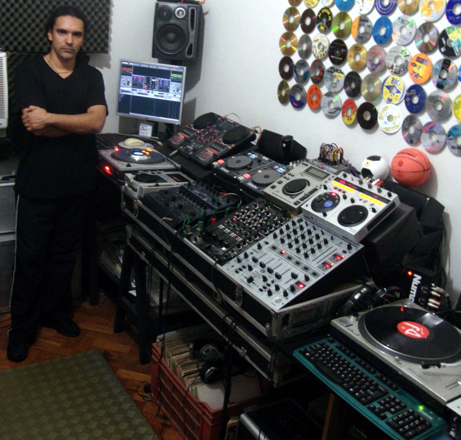 DJ Wagner Pereira no estúdio - Equipamentos de treinamento do curso de DJ Xtreme