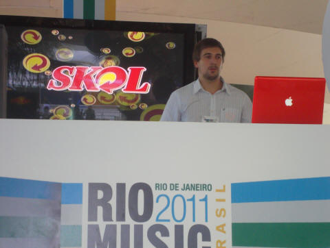 Juliano Junot - ex-aluno do DJ instrutor Wagner J. Pereira (Xtreme-DJ) se apresentando no RMC (palco principal da feira de negócios)