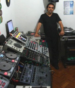 Instrutor ao lado dos equipamentos do curso de DJ