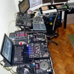 Curso de DJ – Laboratório / estúdio – Equipamentos ( vinil, CD / MP3 player)